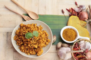 Kızartma tavuk köri baharatlı ile lezzetlidir