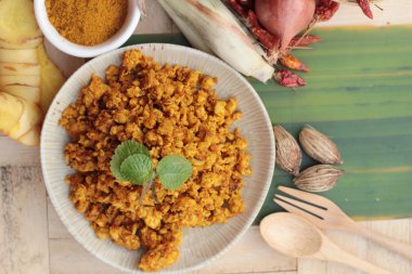 Kızartma tavuk köri baharatlı ile lezzetlidir