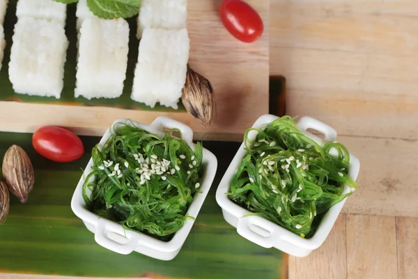 Sushi-Rolle und Algensalat mit Reis zubereiten — Stockfoto