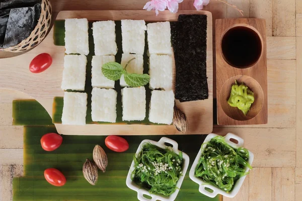 Faire des rouleaux de sushi et salade d'algues avec du riz — Photo