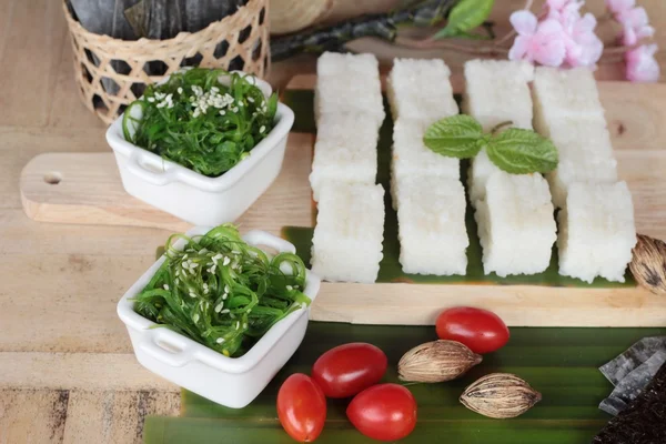 Preparazione di insalata di sushi e alghe con riso — Foto Stock