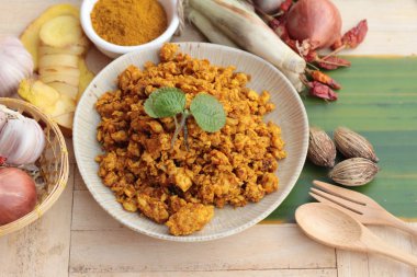 Kızartma tavuk köri baharatlı ile lezzetlidir