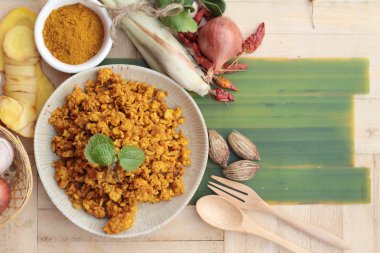 Kızartma tavuk köri baharatlı ile lezzetlidir