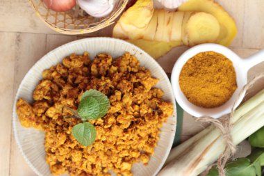 Kızartma tavuk köri baharatlı ile lezzetlidir