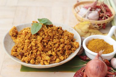 Kızartma tavuk köri baharatlı ile lezzetlidir