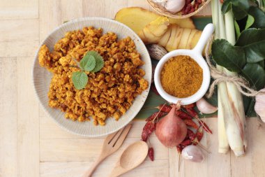 Kızartma tavuk köri baharatlı ile lezzetlidir