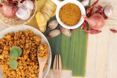 Kızartma tavuk köri baharatlı ile lezzetlidir