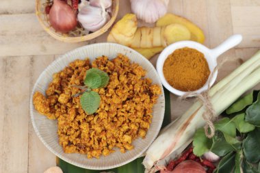 Kızartma tavuk köri baharatlı ile lezzetlidir