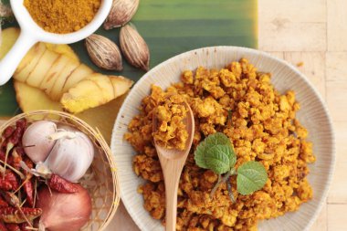 Kızartma tavuk köri baharatlı ile lezzetlidir