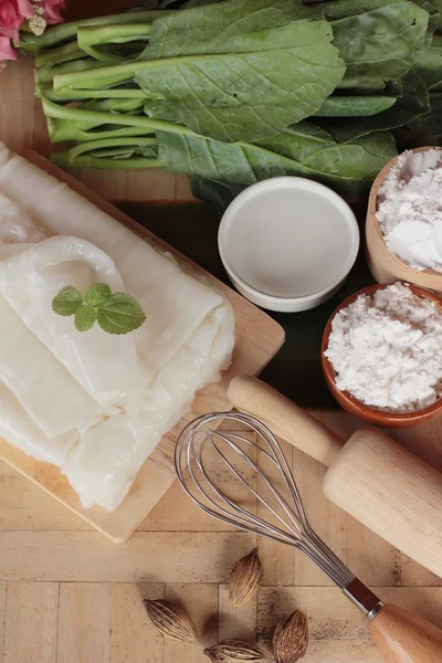 Fare tagliatelle di riso piatto su sfondo di legno — Foto Stock