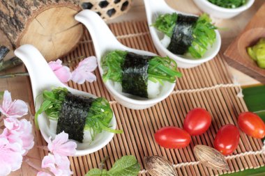 Suşi rulo ve yosun salata bir harika