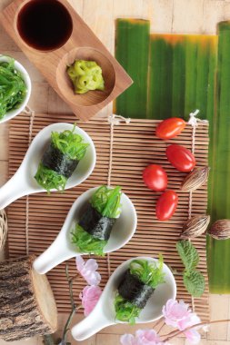 Suşi rulo ve yosun salata bir harika