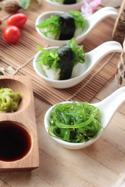 Suşi rulo ve yosun salata bir harika