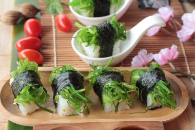 Suşi rulo ve yosun salata bir harika