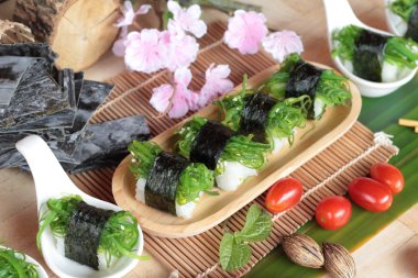 Suşi rulo ve yosun salata bir harika