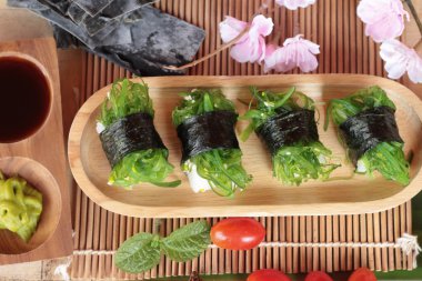 Suşi rulo ve yosun salata bir harika