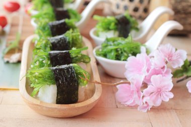 Suşi rulo ve yosun salata bir harika