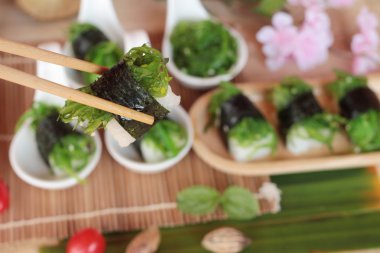 Suşi rulo ve yosun salata bir harika