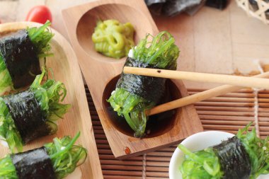 Suşi rulo ve yosun salata bir harika