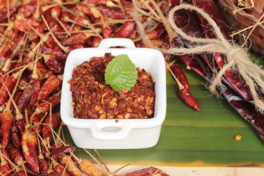 Biber tozu ve ahşap arka plan üzerinde kurutulmuş biber