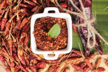 Biber tozu ve ahşap arka plan üzerinde kurutulmuş biber