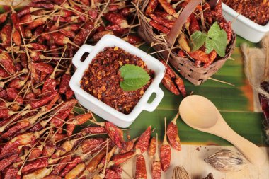 Biber tozu ve ahşap arka plan üzerinde kurutulmuş biber