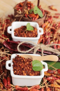 Biber tozu ve ahşap arka plan üzerinde kurutulmuş biber