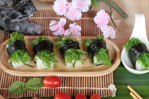 Sushi rolo e salada de algas é delicioso — Fotografia de Stock