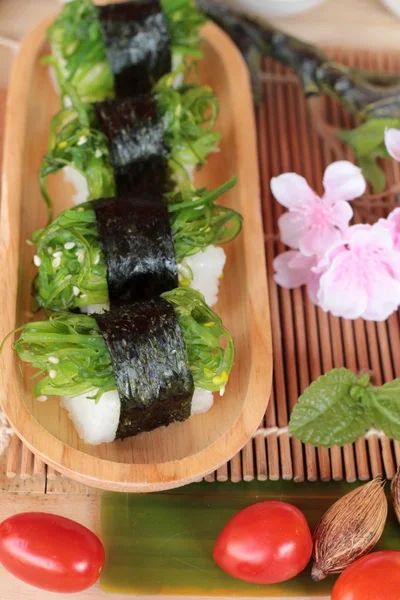 Sushi roll dan salad rumput laut sangat enak. — Stok Foto