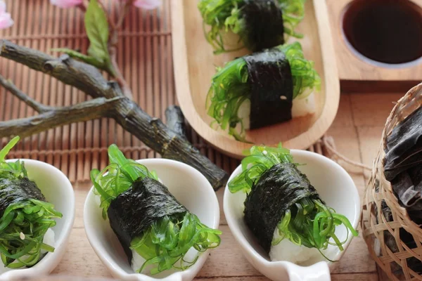 Suşi rulo ve yosun salata bir harika — Stok fotoğraf