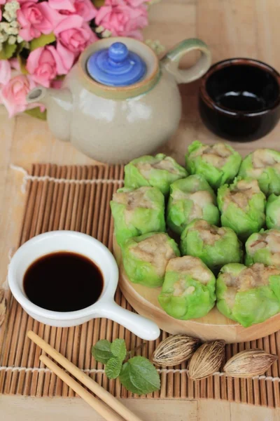 El dumpling chino al vapor con salsa es delicioso — Foto de Stock