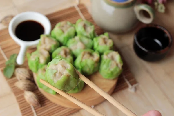 Chinese steamed dumpling with sauce is delicious — Stock Photo, Image