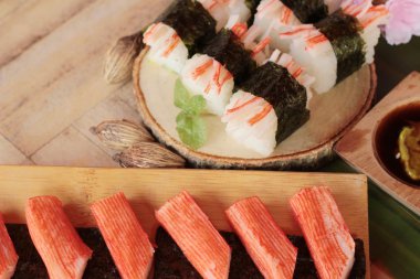 Suşi Yengeç sopa wasabi ve sos ile