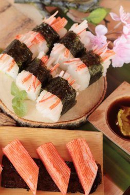 Suşi Yengeç sopa wasabi ve sos ile