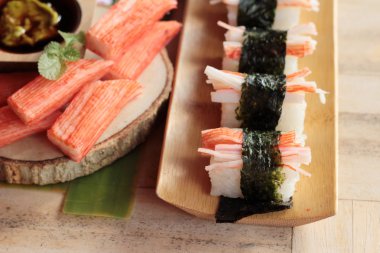 Suşi Yengeç sopa wasabi ve sos ile