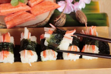 Suşi Yengeç sopa wasabi ve sos ile