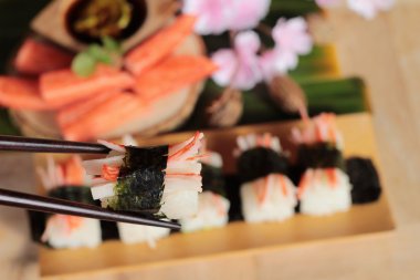 Suşi Yengeç sopa wasabi ve sos ile