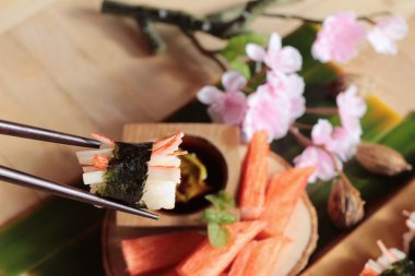 Suşi Yengeç sopa wasabi ve sos ile