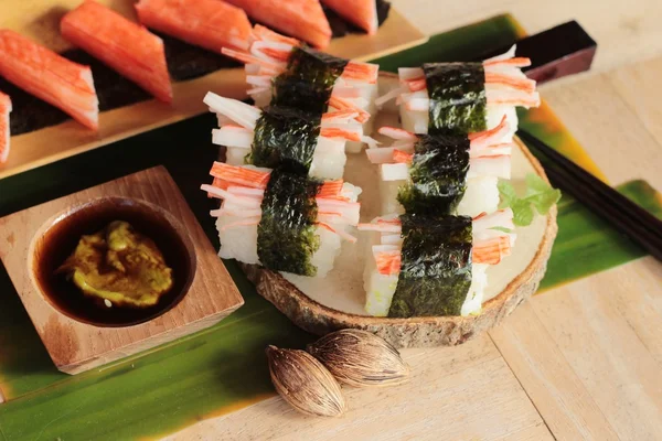 Palillo de cangrejo de sushi con wasabi y salsa — Foto de Stock