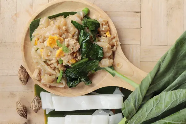 Mescolare riso tagliatella pollo arrosto è delizioso . — Foto Stock