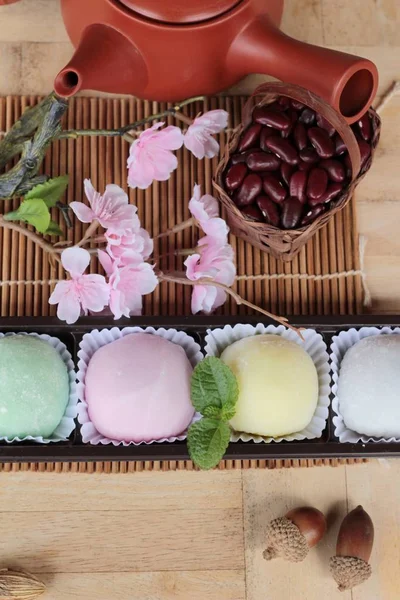 Японский десерт Дайфуку Мочи и горячий чай — стоковое фото