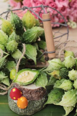 Acı kavun ve dilimlenmiş üzerinde ahşap arka plan