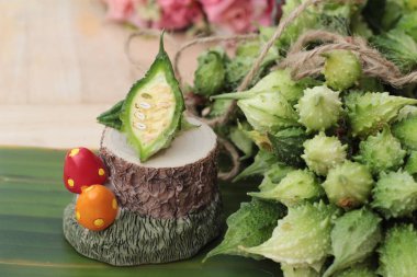 Acı kavun ve dilimlenmiş üzerinde ahşap arka plan