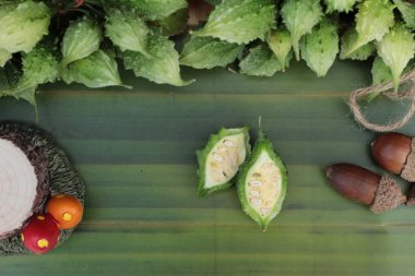 Acı kavun ve dilimlenmiş üzerinde ahşap arka plan