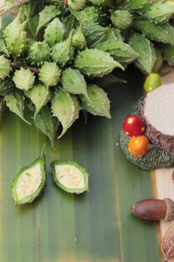 Acı kavun ve dilimlenmiş üzerinde ahşap arka plan