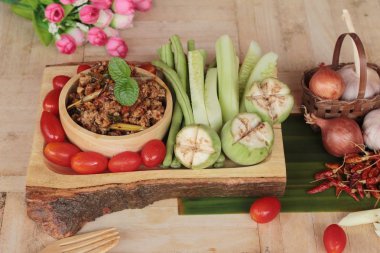 Baharatlı domuz eti lezzetli taze sebze ile yapıştırır