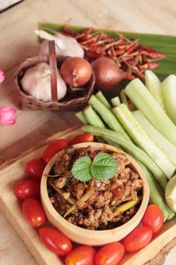 Baharatlı domuz eti lezzetli taze sebze ile yapıştırır