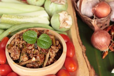 Baharatlı domuz eti lezzetli taze sebze ile yapıştırır