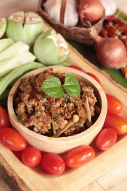 Baharatlı domuz eti lezzetli taze sebze ile yapıştırır
