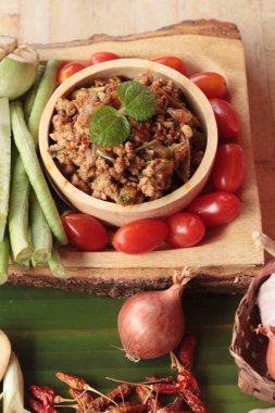 Baharatlı domuz eti lezzetli taze sebze ile yapıştırır